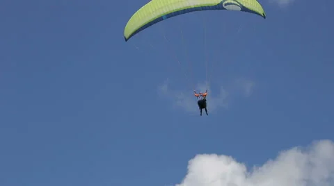 Para glider over mountains 库存影片 56281502