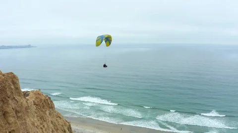 Para-glider over ocean at Torrey Pines Glider port Stock Footage 112357009