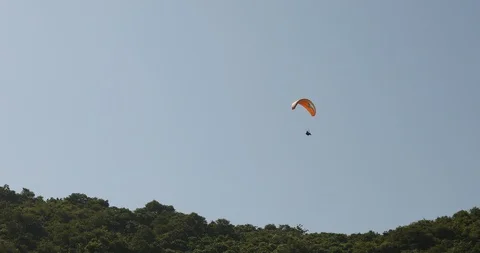 Para glider Paragliding Against security camera 스톡 동영상 98042776