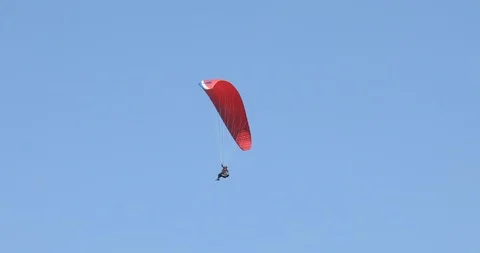 Para glider Paragliding Against security camera 스톡 동영상 98045281