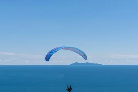 Para-glider soars across view from top of Mount maunganui to Mayor Island o.. Stock Photos