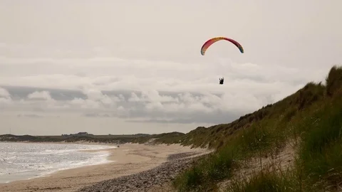 Para-glider soars dunes Video stock 79628669