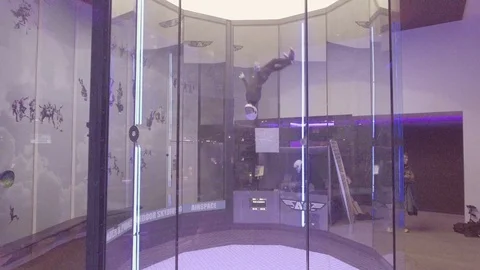 A parabolic chamber indoor skydiving simulator allows people to float as if in a Vidéo 106628090