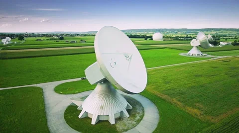 Parabolic satellite ground station system green field horizon aerial antenna Vidéo 68597331