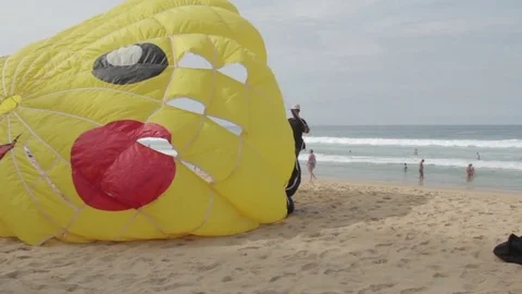 Parachute on the beach 스톡 동영상 73164451