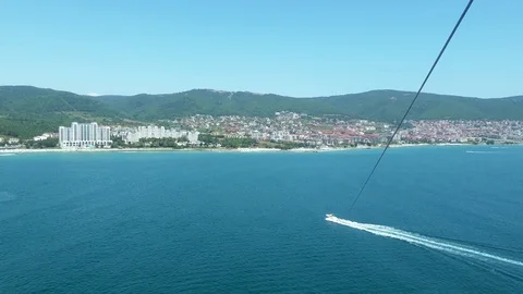Parachute flight over the coast. Video stock 113398027