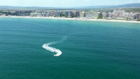 Parachute flight over the coast. Video stock 113398801