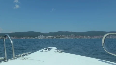 Parachute flight over the coast. Video stock 113398935