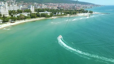 Parachute flight over the coast. Video stock 113399249