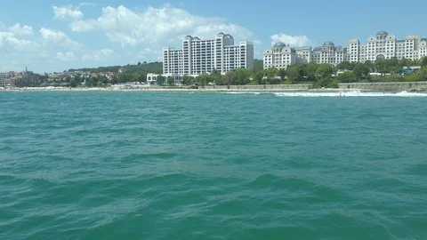 Parachute flight over the coast. Video stock 113399561