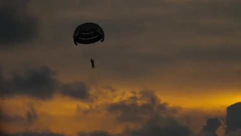 Parachute flight at sunset Video stock 171634113