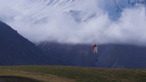 Parachute flying between high mountains 스톡 동영상 171989715