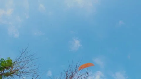 Parachute Gliding in a Clear Blue Sky 動画素材 293313060