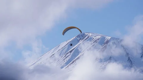 Parachute gliding through the clouds Video stock 171989391