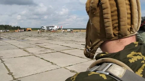 Parachute jumper Видео 8658040