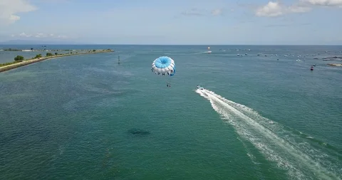 Parachute over the ocean Video stock 88984166