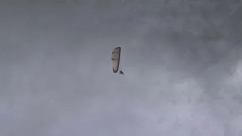 Parachute in the rain 動画素材 76975304