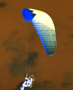 Parachute in the sky. Inversion Foto stock