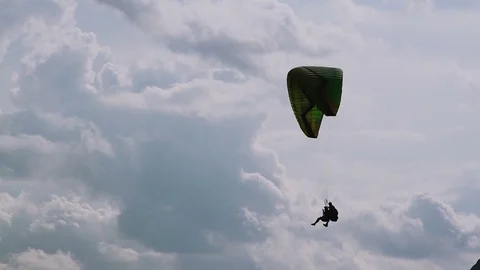 Parachute sliding with two people 스톡 동영상 80799101
