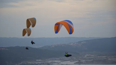 Parachutes 库存影片 129205705