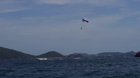 Parachuting behind the boat Stockbeeldmateriaal 129044752