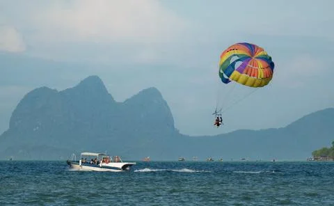 Parachuting behind the boat Foto stock