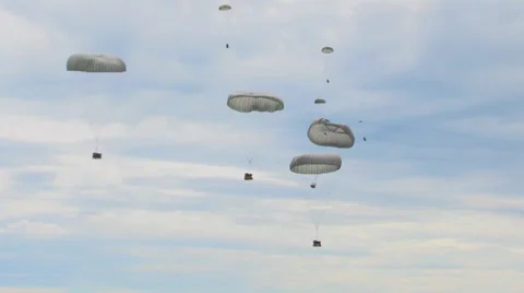 Parachuting out of a C-130 Hercules transport aircraft Видео 39715249