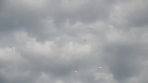Parachutist on the background of blue sky Vidéo 155540171