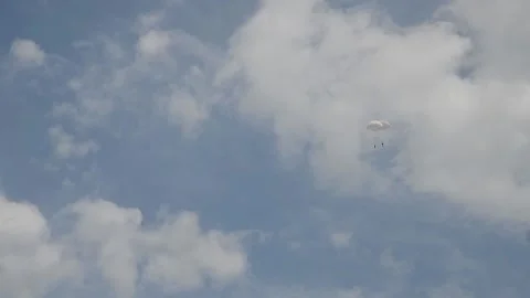 Parachutist on the background of blue sky 库存影片 155540181