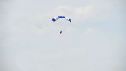 Parachutist on the background of blue sky 스톡 동영상 155540194