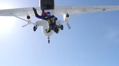 Parachutist instructor teaches elements of aerial acrobatics in air Vidéo 58055998