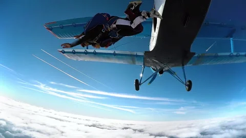 Parachutist Tandem Jumping Stockbeeldmateriaal 149845754