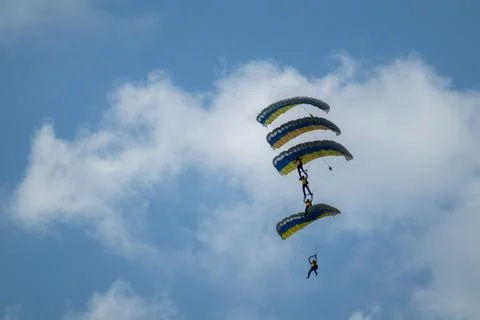 Parachutists Group Jump Scene in Clouds Fotos de archivo
