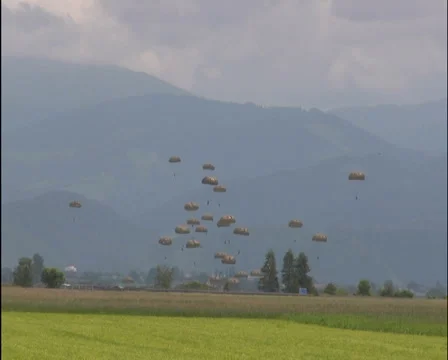 Parachutists - nat.sound Stock Footage 1058543