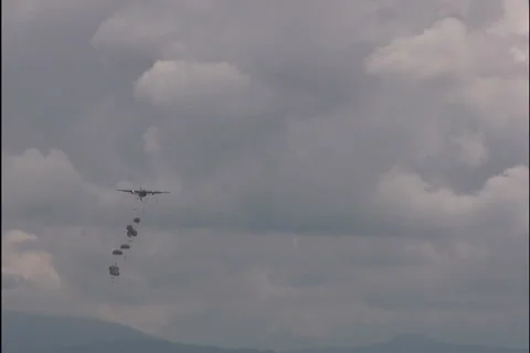 Parachutists - nat.sound Stock Footage 1060078
