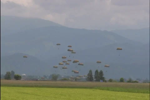 Parachutists - nat.sound Stock Footage 1060087