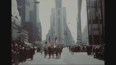 Parade in progress and spectators in line on streets at Time's Square - 1973 Stockbeeldmateriaal 97903507