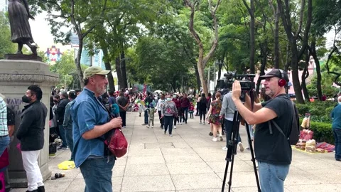 Parade shot of a reporter being interviewed during the mexico city Vídeos de archivo 218673052