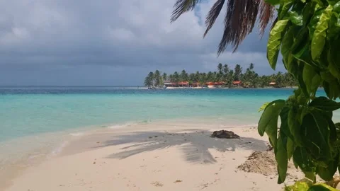Paradise beach on Isla Perro Chico, San Blas, Panama, with turquoise waves and Stockbeeldmateriaal 335891295