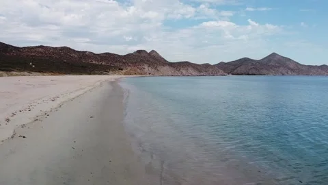 Paradise beach, mountains in background Vídeos de archivo 133095983