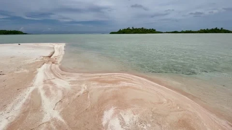 Paradise beach with pink sand in Rangiroa Vídeo Stock 344426708