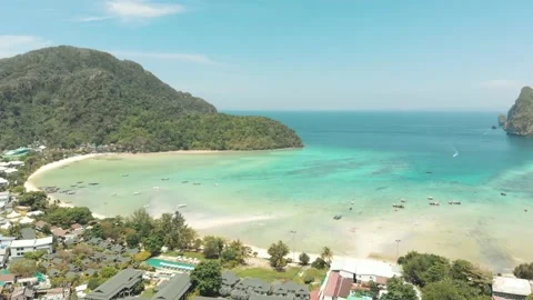 Paradisiac bay in Ko Phi Phi Islands, Thailand. Aerial panning Vídeo Stock 149489488