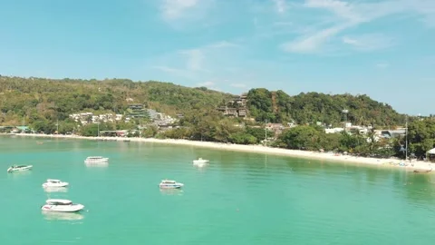 Paradisiac Ko Phi Phi Don Island Bay with boats moored over warm turquoise Vídeo Stock 149458987
