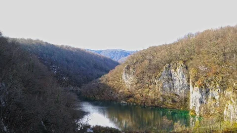 The paradisiac view of the Plitvice river on a beautiful sunny autumn day. Vídeo Stock 99312827