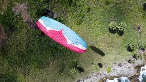 Paraglide flying under a drone, drone view of a paraglide flying near the coast Vídeo Stock 173720450