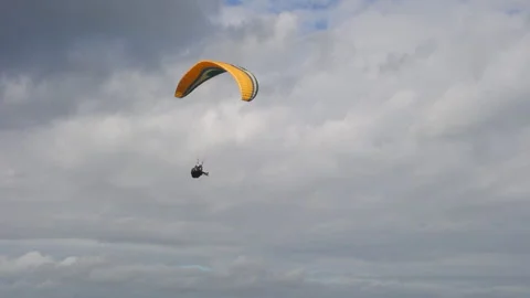 Paraglide pilot performs graceful turns alone in cloudy thermal sky 스톡 동영상 197646673