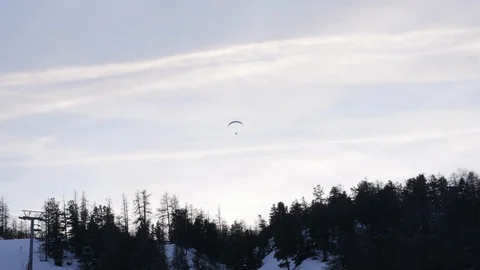 Paraglide with three paragliders on it during the sunset on french Vídeo Stock 104453573