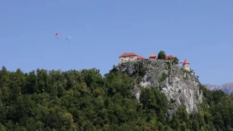 Paraglider, Blejski grad Castle, Bled, Slovenia Video stock 342188403