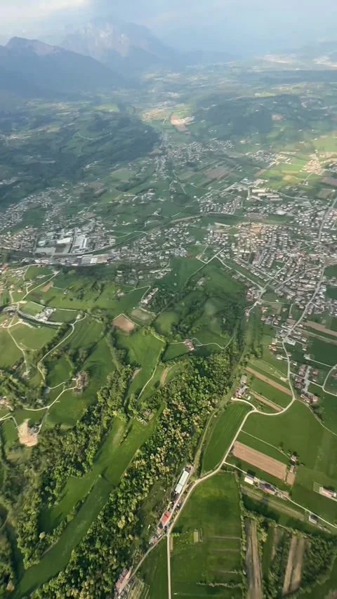 Paraglider Capturing Panoramic Views Over Verdant Valley Vidéo 334316876