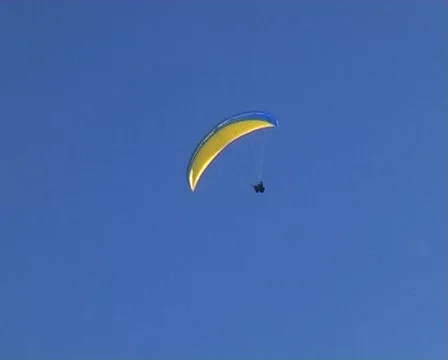 Paraglider circeling Vídeo Stock 111888